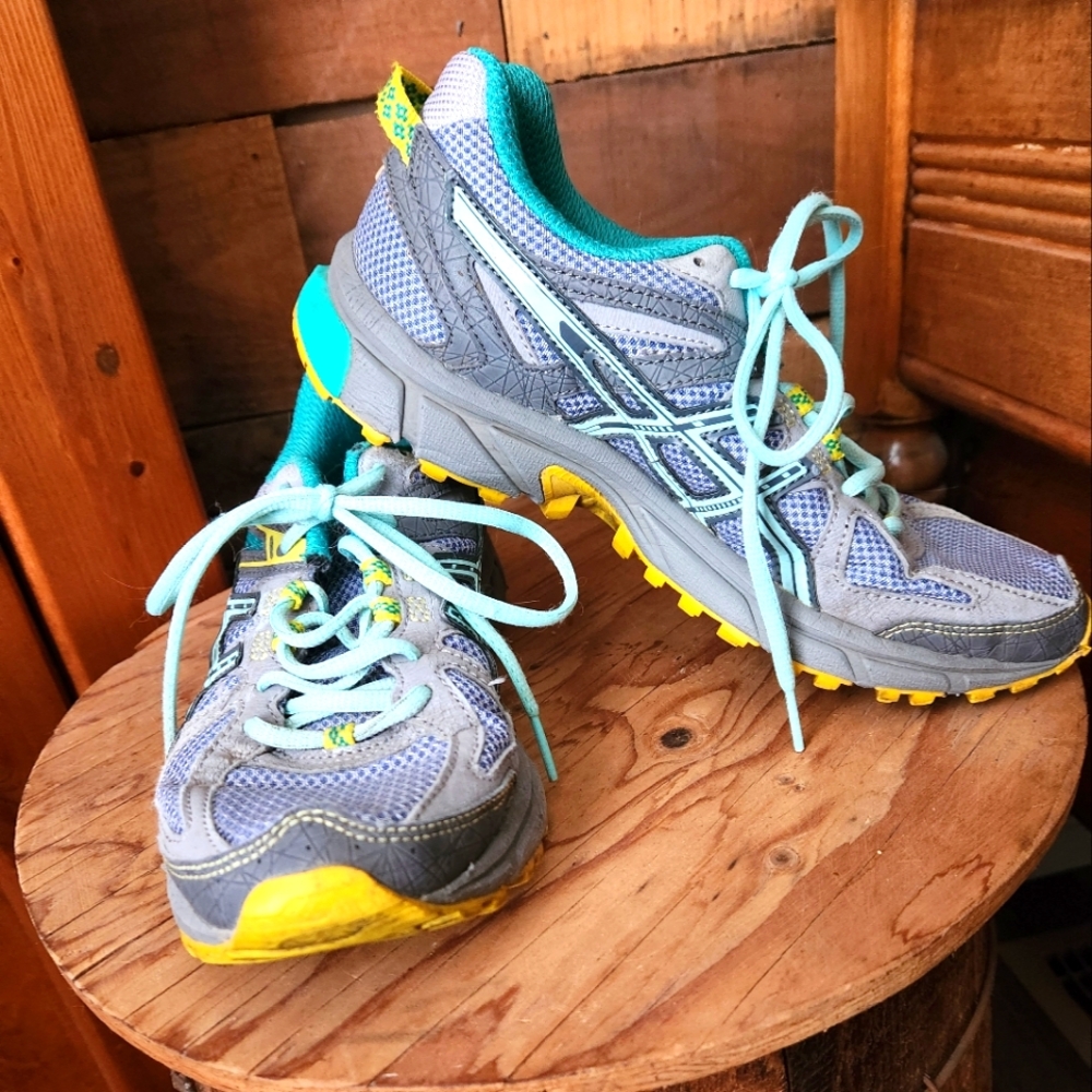 ASIC GEL SONOMA TRAIL WOMENS RUNNING SHOES- SIZE 7